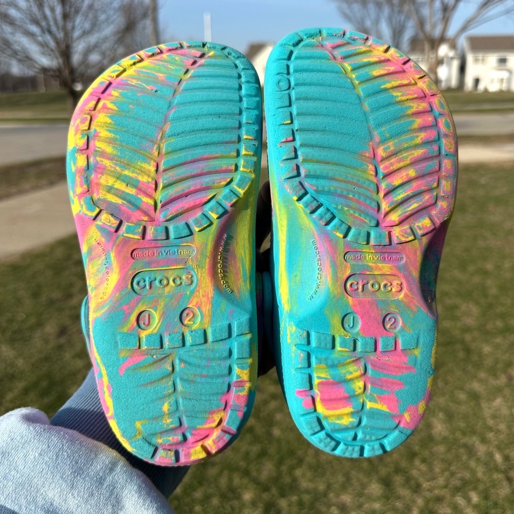 CROCS KIDS CLASSIC MARBLED TYE DYE CLOGS Size J2 Sandals - Picture 7 of 10